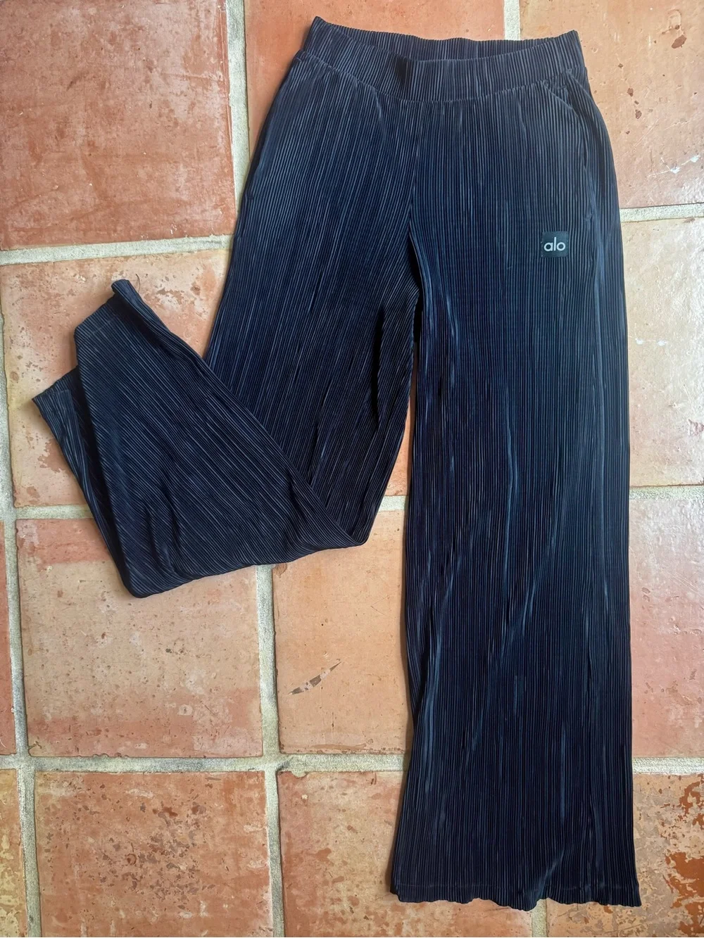 NWOT ALO Yoga High-Waist Micro Plisse Straight Leg Pants Size XXS